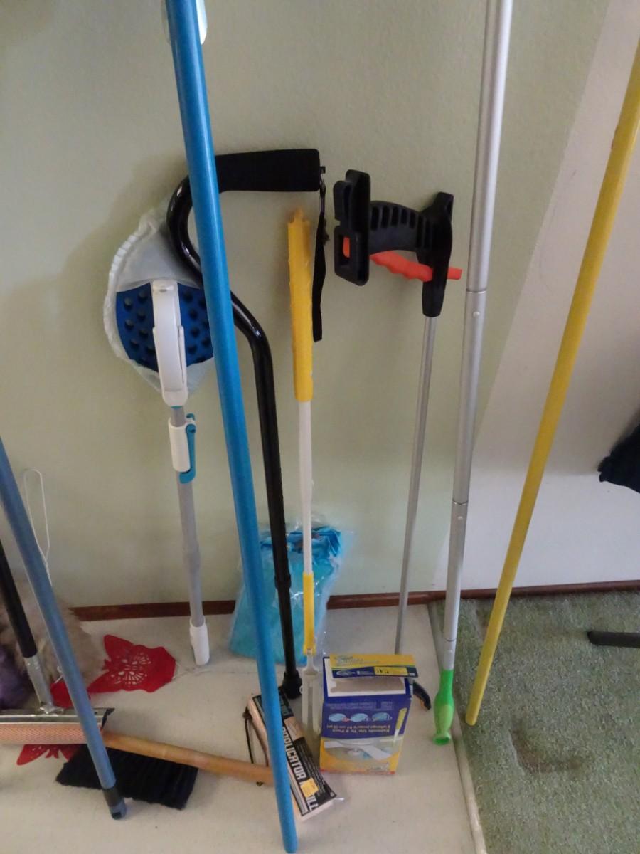 LOT 467. CLEANING GEAR AND CANE