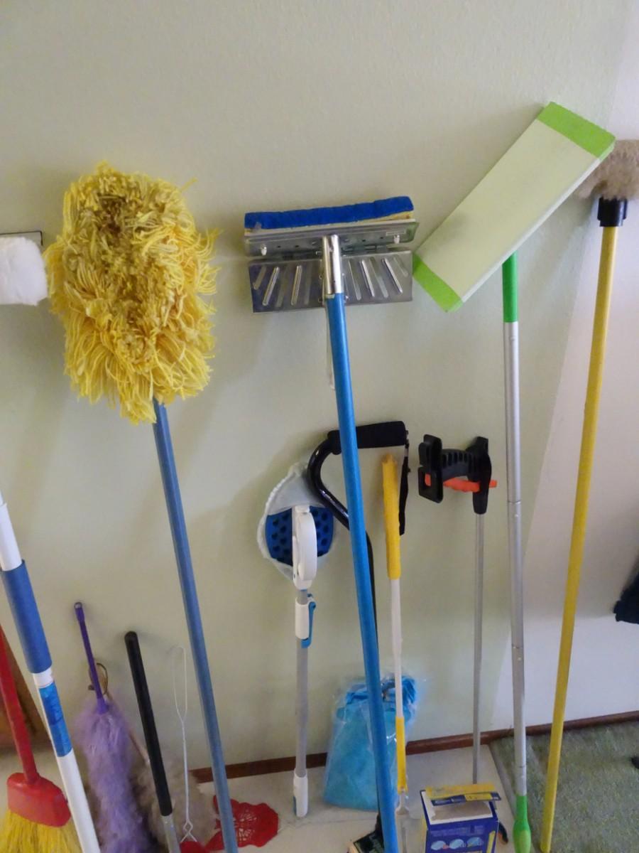 LOT 467. CLEANING GEAR AND CANE