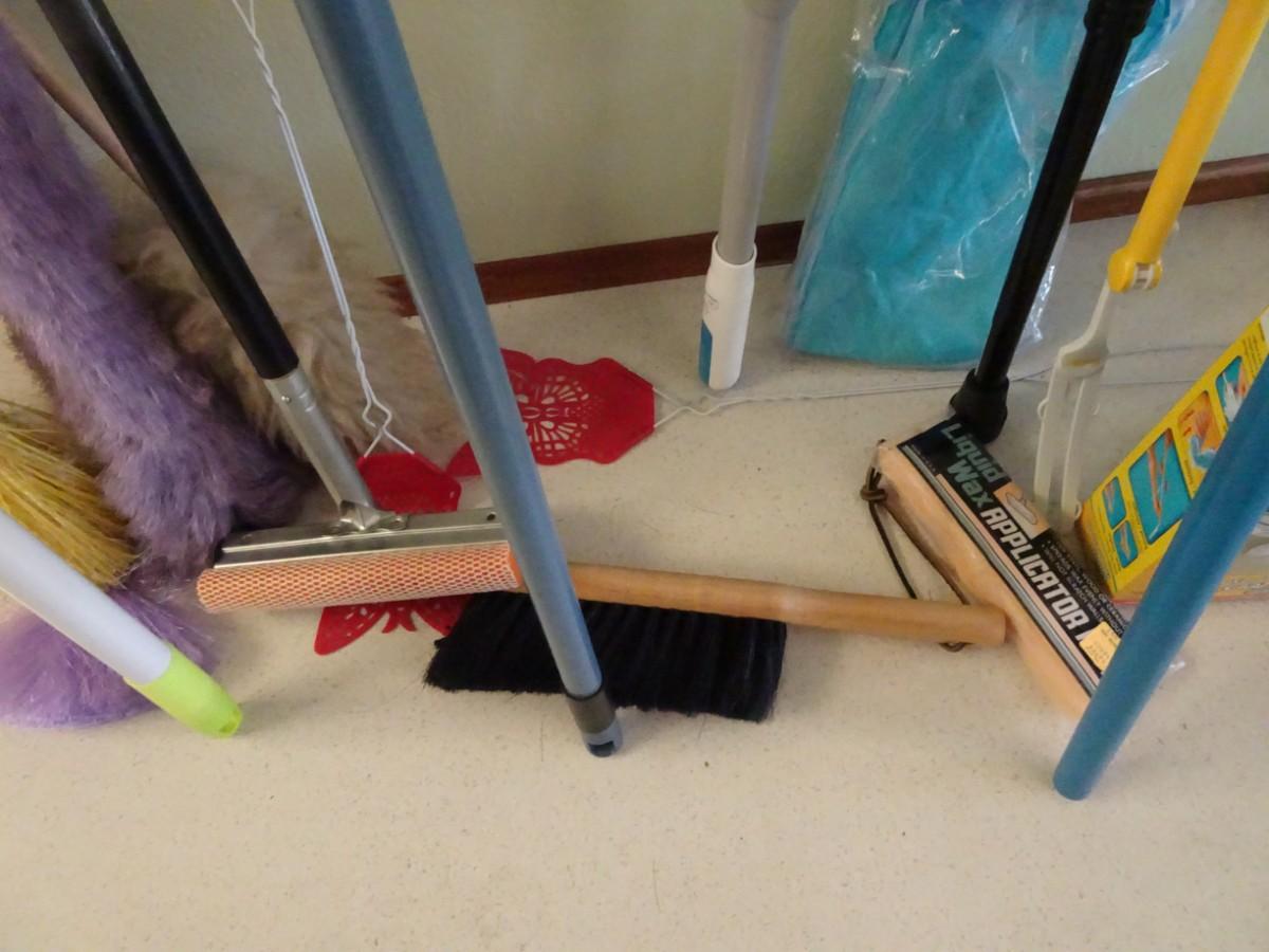 LOT 467. CLEANING GEAR AND CANE