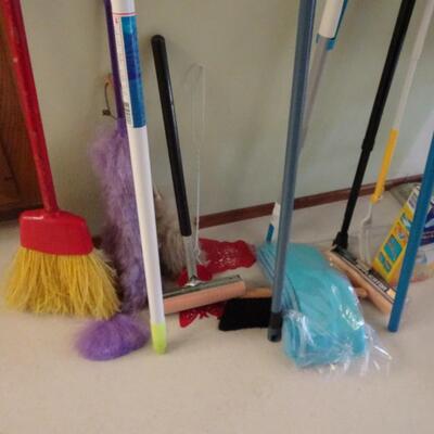 LOT 467. CLEANING GEAR AND CANE