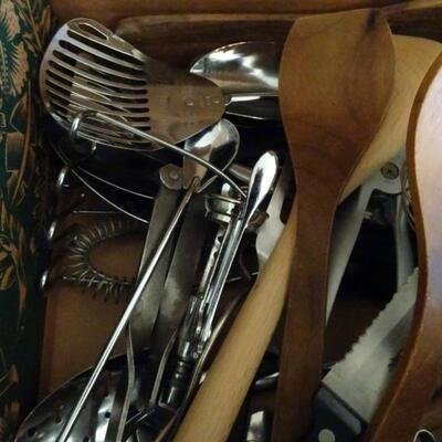 LOT 469. KITCHEN TOOLS
