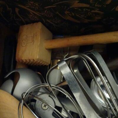 LOT 469. KITCHEN TOOLS