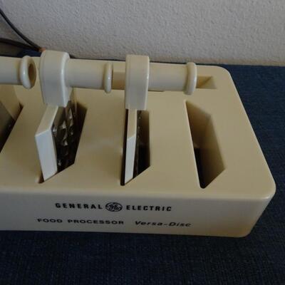 LOT 471. GE FOOD PROCESSOR