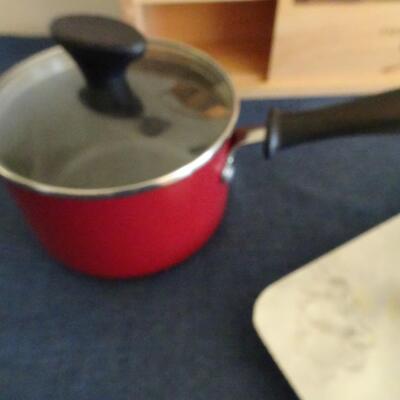 LOT 473. HOME DECOR  AND PAN