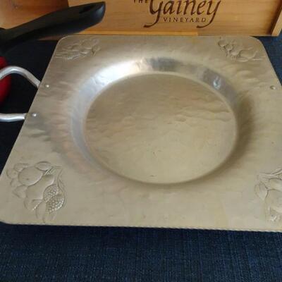 LOT 473. HOME DECOR  AND PAN