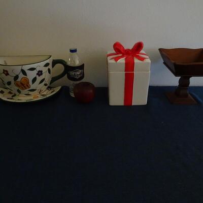 LOT 476. HOME DECOR