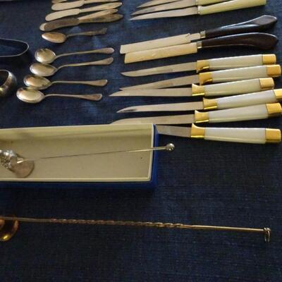 LOT 481. COLLECTION OF KNIVES AND KITCHEN ITEMS