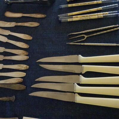 LOT 481. COLLECTION OF KNIVES AND KITCHEN ITEMS