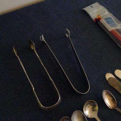 LOT 481. COLLECTION OF KNIVES AND KITCHEN ITEMS