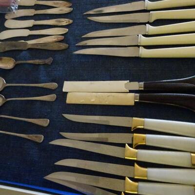 LOT 481. COLLECTION OF KNIVES AND KITCHEN ITEMS