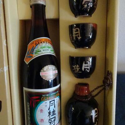 LOT 482. SAKE SET