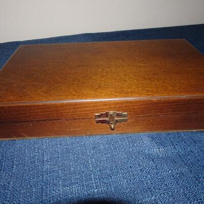 LOT 486. VINTAGE ROYAL BRAND CUTLERY SET
