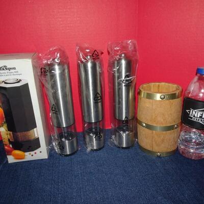 LOT 487. KITCHEN ITEMS