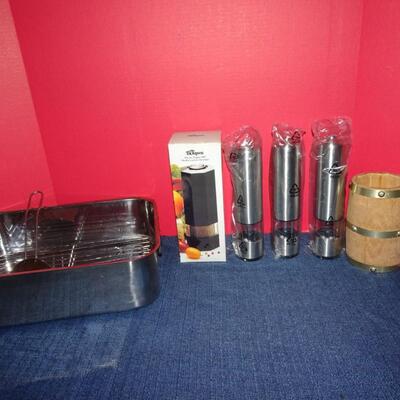 LOT 487. KITCHEN ITEMS