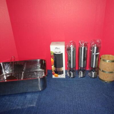 LOT 487. KITCHEN ITEMS