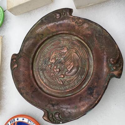 Large Lot of Seattle and Washington Related Buttons and Ephemera