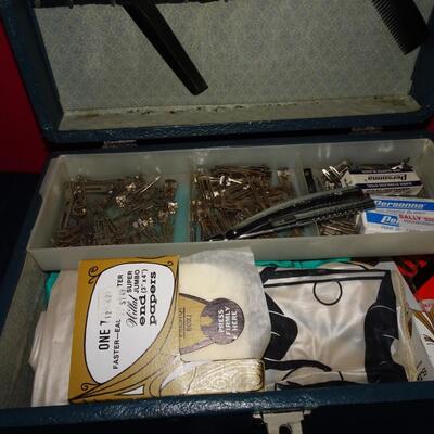 LOT 501. VINTAGE HAIR DRESSER KIT