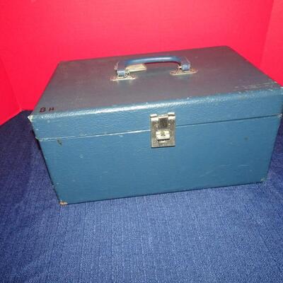 LOT 501. VINTAGE HAIR DRESSER KIT