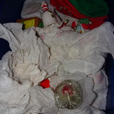 LOT 505. TUB OF HOLIDAY DECOR