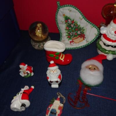 LOT 505. TUB OF HOLIDAY DECOR