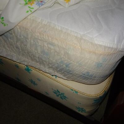 LOT 508. QUEEN SIZE BED