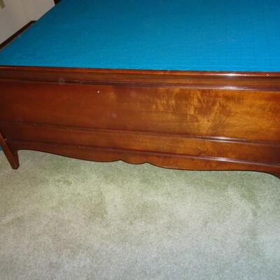 LOT 508. QUEEN SIZE BED