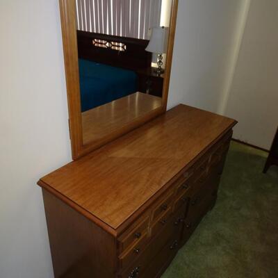 LOT 513. DRESSER