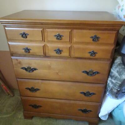 LOT 515.  DRESSER