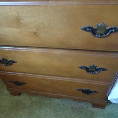 LOT 515.  DRESSER