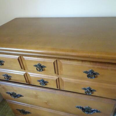 LOT 515.  DRESSER