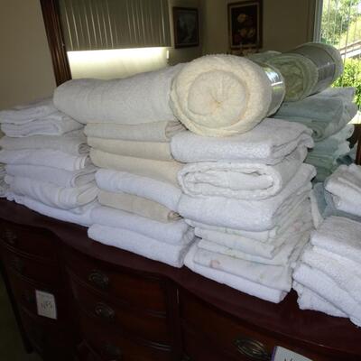 LOT 517. LARGE COLLECTION OF TOWELS