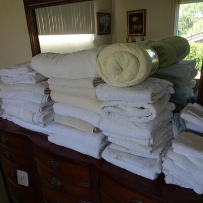 LOT 517. LARGE COLLECTION OF TOWELS