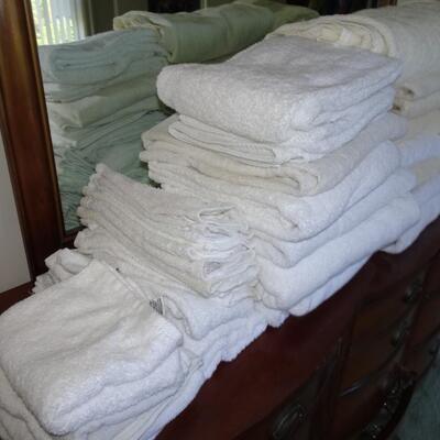 LOT 517. LARGE COLLECTION OF TOWELS