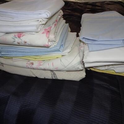 LOT 519. LINENS SHEETS AND PILLOW CASES