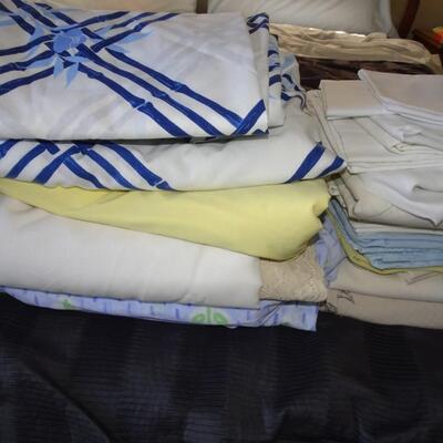 LOT 519. LINENS SHEETS AND PILLOW CASES