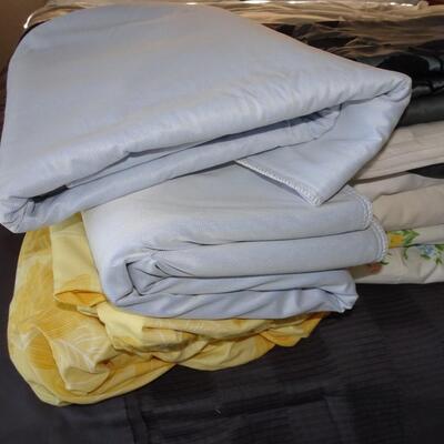 LOT 519. LINENS SHEETS AND PILLOW CASES