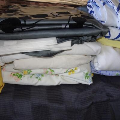 LOT 519. LINENS SHEETS AND PILLOW CASES