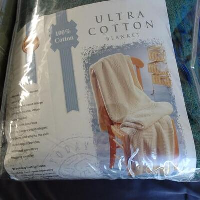 LOT 524.  LINENS