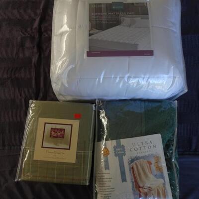 LOT 524.  LINENS
