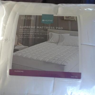 LOT 524.  LINENS