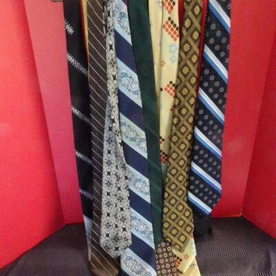 LOT 544. COLLECTION OF VINTAGE TIES