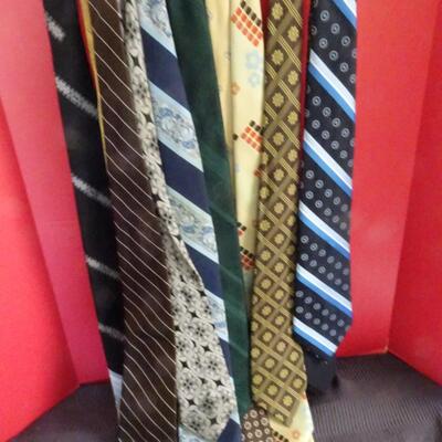 LOT 544. COLLECTION OF VINTAGE TIES