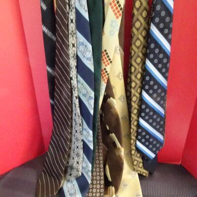 LOT 544. COLLECTION OF VINTAGE TIES