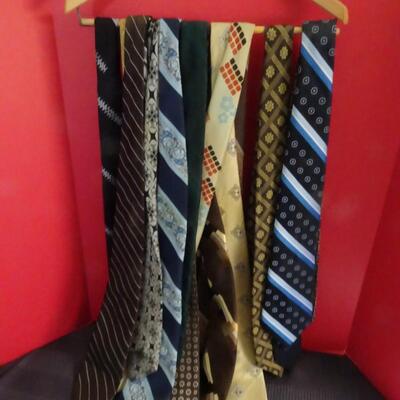 LOT 544. COLLECTION OF VINTAGE TIES