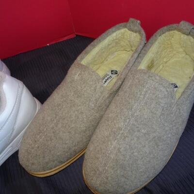 LOT 551. MENS SHOES AND SLIPPERS