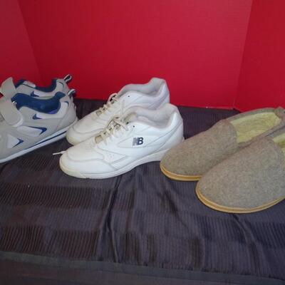 LOT 551. MENS SHOES AND SLIPPERS