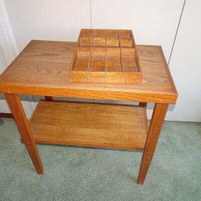 LOT 553.  WOOD SIDE TABLE AND DRAWER ORGANIZER