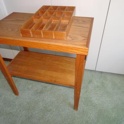 LOT 553.  WOOD SIDE TABLE AND DRAWER ORGANIZER