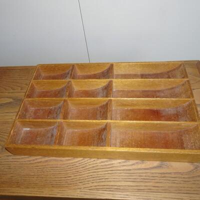 LOT 553.  WOOD SIDE TABLE AND DRAWER ORGANIZER