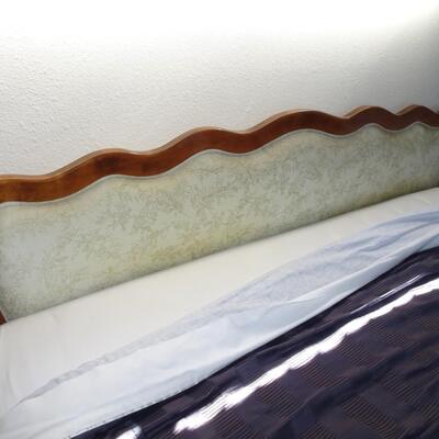 LOT 554. KING SIZE BED